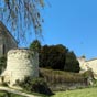 Abside de l'église et ruines du château. 